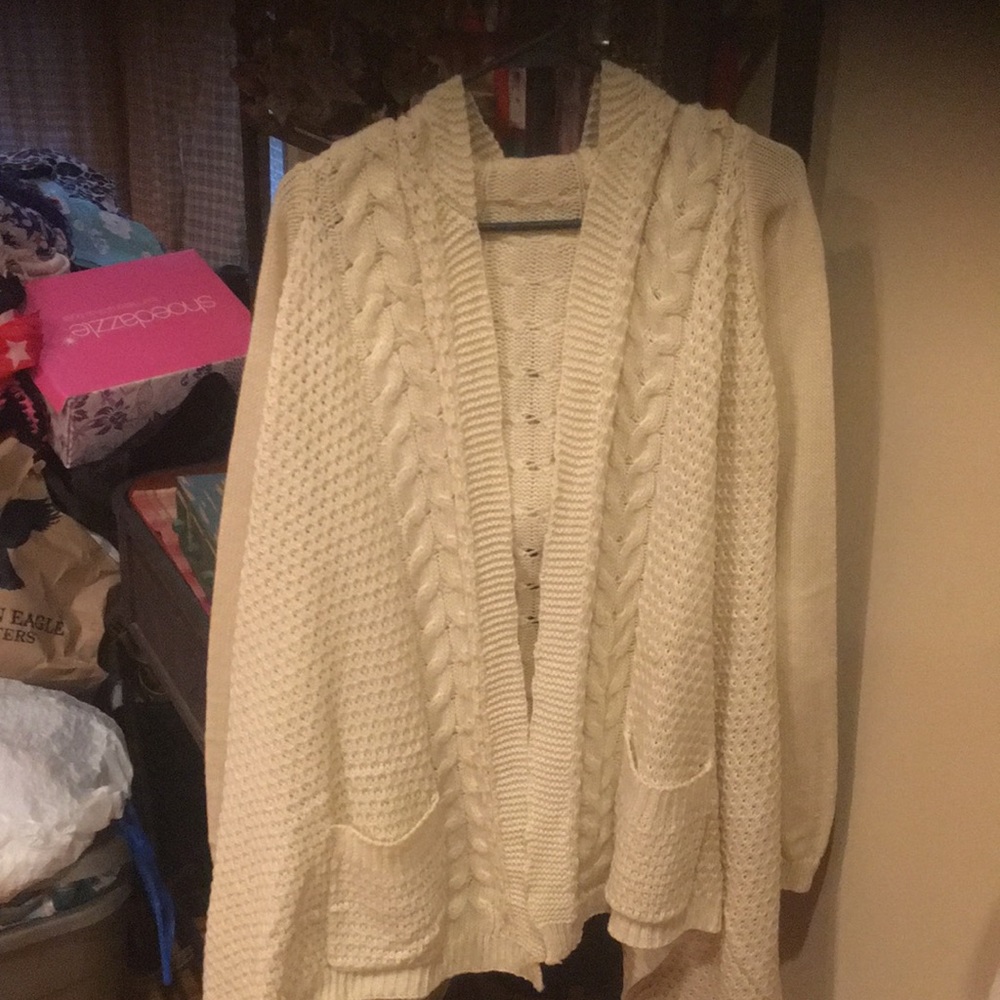 Women’s off white heavy cardigan very warm. Sizelg